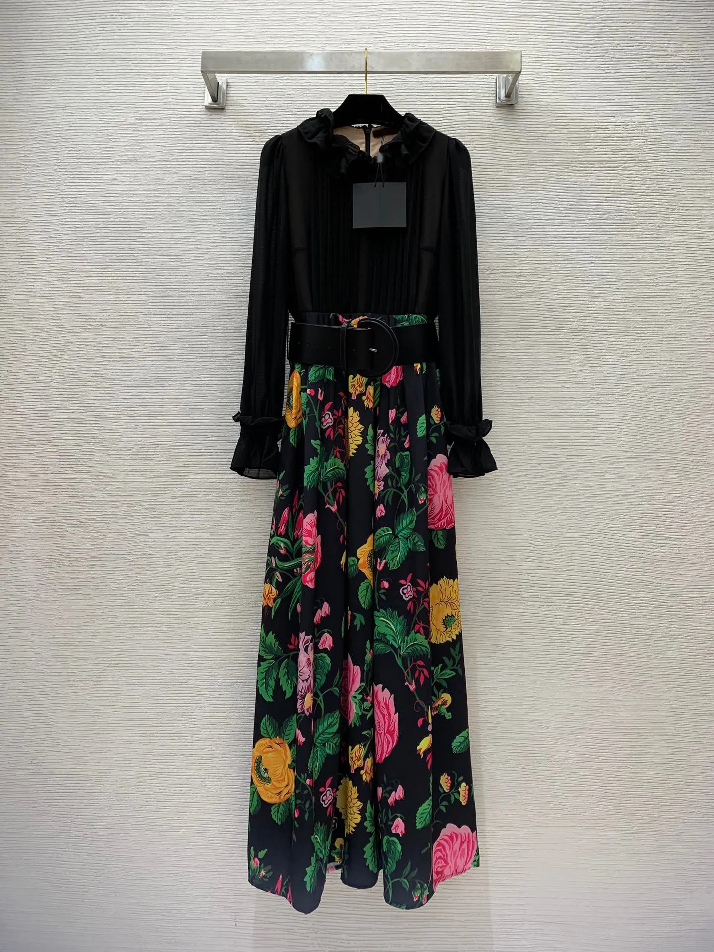 2023 outono preto floral impressão plissado vestido de manga longa em torno do pescoço com cinto longo maxi vestidos casuais b3o242210