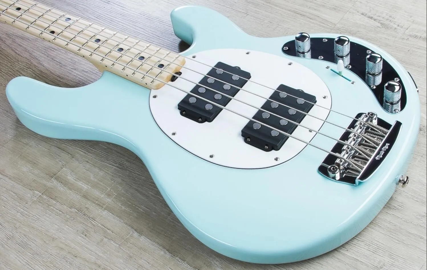 Powder Blue Ernie Ball Stingray 4 HH 4-sträng Electric Bass Guitar Maple Fingerboard Passiva pickups Aktiv tråd 9V Batteri Box Black Dot Inlay