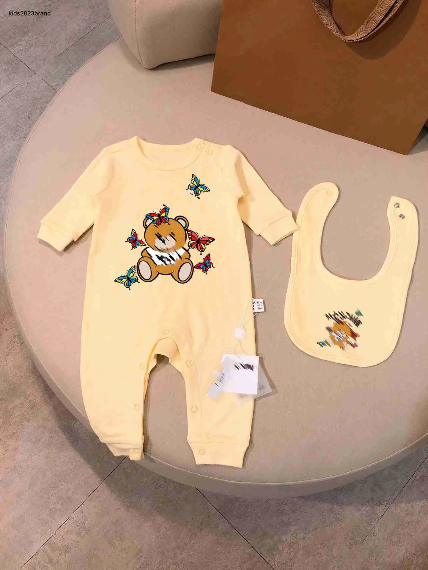 Nieuwe baby jumpsuits pasgeboren bodysuit baby Tweedelige set Maat 52-90 Schattige Pop Beer Print kruipen pak en sjaal Oct25