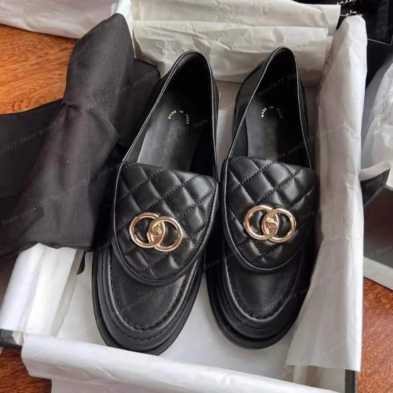 Ny stil klänningskor quiltade kvinnor loafers designer läder kvinnor loafer högkvalitativ moccasin plattskor lammskinn quiltad med guld hårdvara lyxig designer plat