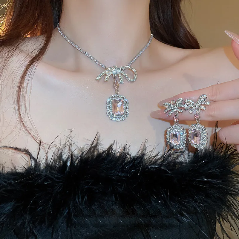 Diamond Water Diamond Zircon Square Bow Necklace Earring Set med mode mångsidiga och lyxiga tillbehör