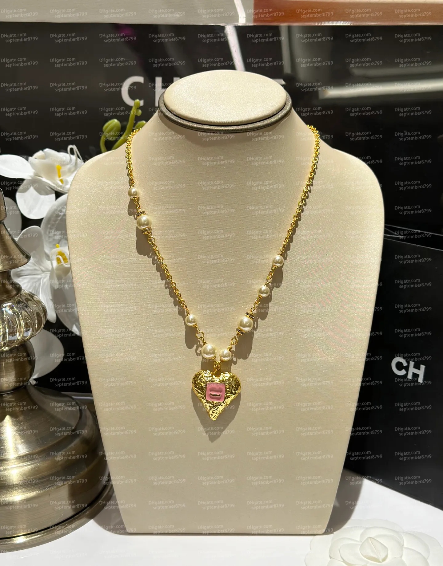 Ny designer halsband toppkvalitet kvinnor mode c bokstäver hänge halsband lyxhjärta älskar pärlhalsband kedja smycken tillbehör för dam med låda