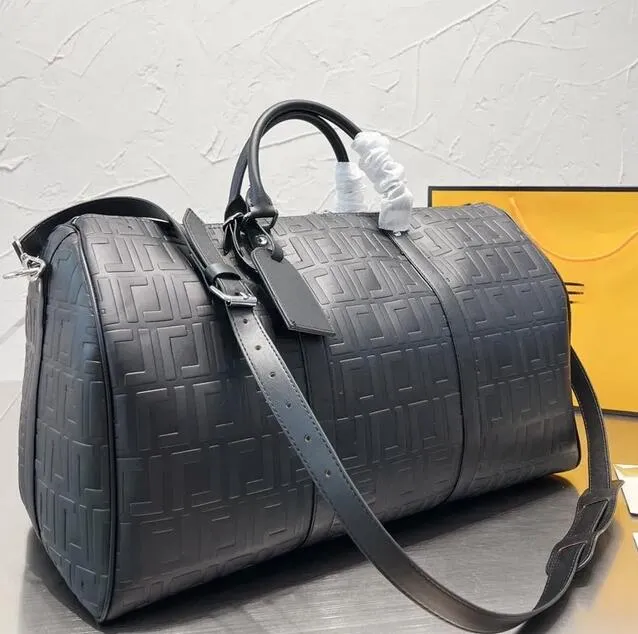 En kaliteli duffle çanta erkek kadınlar moda büyük kapasiteli tasarımcı seyahat çantası açık hava deri baskı şeritler mektup yumuşak tek büyük boy crossbody tote