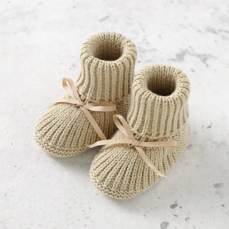 First Walkers born Baby Shoes Knitted Infant Girls Boys Boots Cute Butterfly knot Toddler Walk Bed Warm 0 18M Accessories Hats Gloves 231027