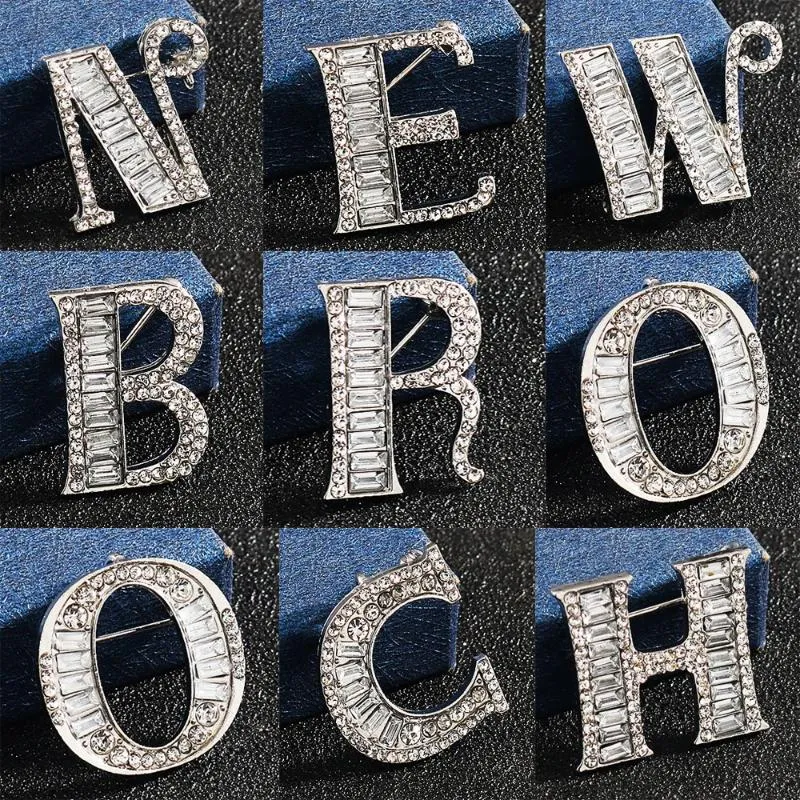 Broches Mode A à Z 26 lettres broche couleur argent cristal Alphabet anglais costume pour hommes Badge revers broche femmes hommes bijoux de fête