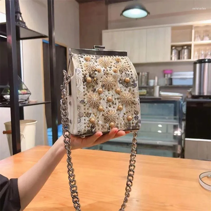 Sacos de noite Pequena bolsa feminina outono e inverno 2023 diamante corrente saco avançado senso de explosão crossbody estrangeiro quadrado