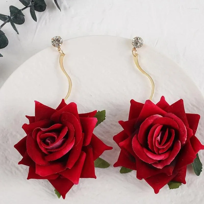 Boucles d'oreilles pendantes Rose délicate, joli rouge, bijoux légers faits à la main, cadeau en tissu, crochet à fleurs K3KF