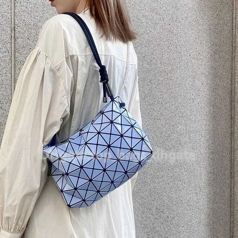 Przekątna japońska torba Lingge House Women's Handheld Summer Geometryczne ramię trójwymiarowe sznur