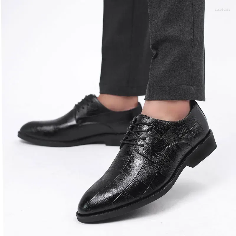 Scarpe eleganti da uomo d'affari di lusso modello in rilievo casual a punta moda giovanile Zapatos Hombre