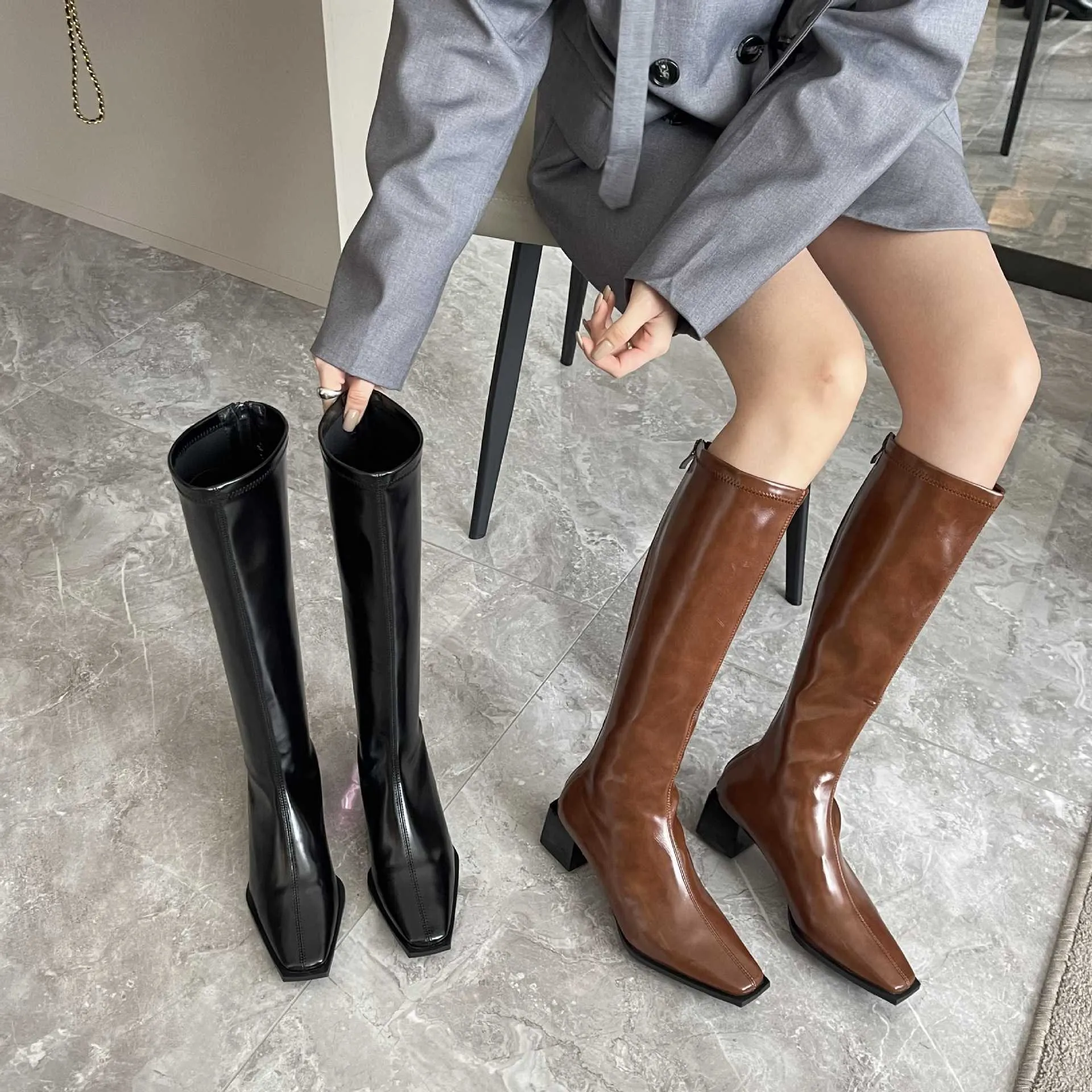 2023 Automne Talons hauts épais avec fermeture à glissière arrière sous le genou Rider Bottes à manches hautes pour femmes Tête carrée Slim Mesh Bottes de mode rouges 231028