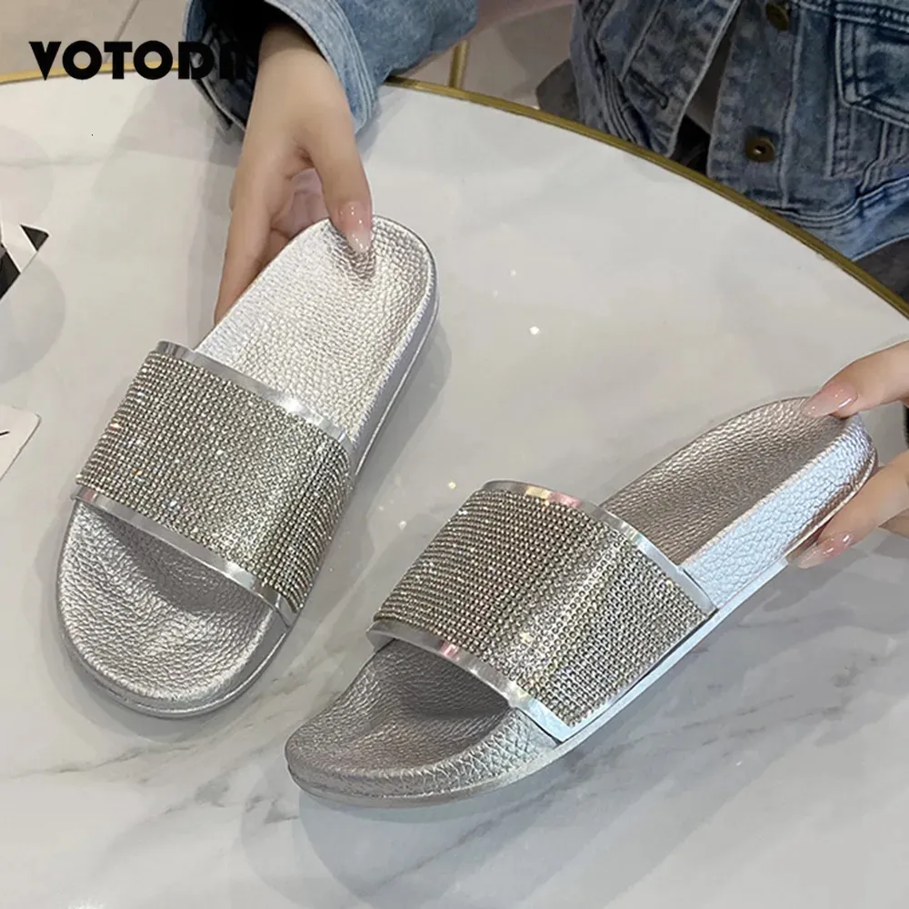 Slippers Fashion Rhinestone Slippers Women Bling Diamond Slipper Cozy Flip Flop Beach Sandals Casual Flat Outdoor Cloud Slides Shoe Mujer 231027