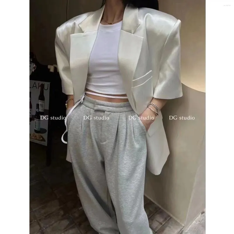 Costumes pour femmes Chic Femmes Manches Courtes Satin Blazers Manteau Fausse Soie Veste OL Brillant Col Rabattu Cardigan Crop Tops Outwear Abrigos