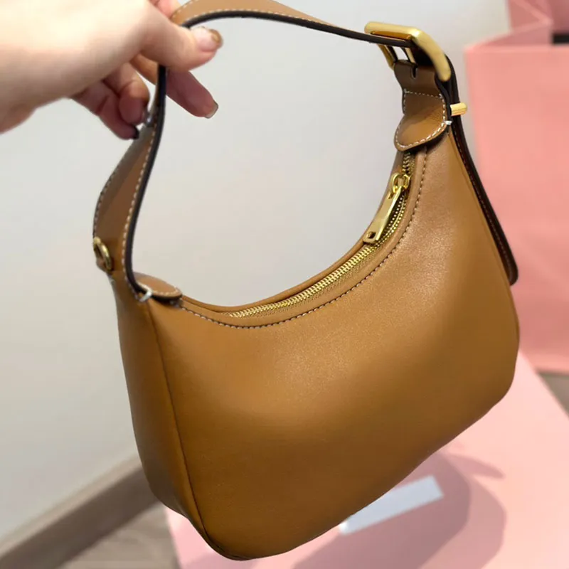 Fashion Designer bag Original single layer cowhide simple and crisp design cool highlight functionality soft and comfortable size 22X13cm underarm bag