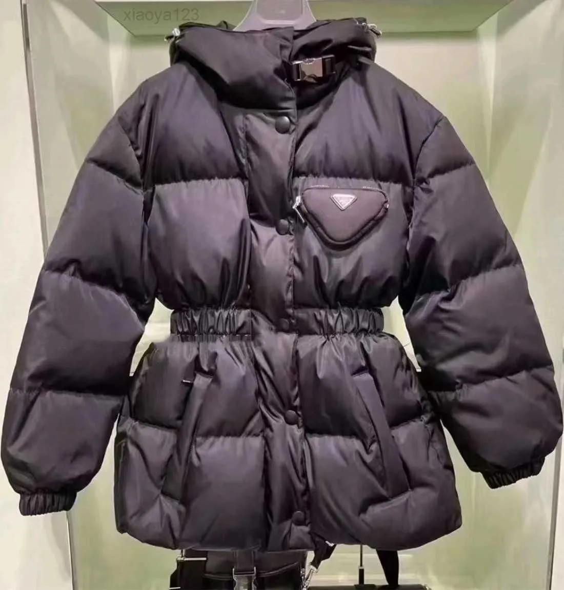 2023Kurze Re-Nylon-Daunenjacke für Damen, Wintermantel, Designer-Puffer mit Reverskragen