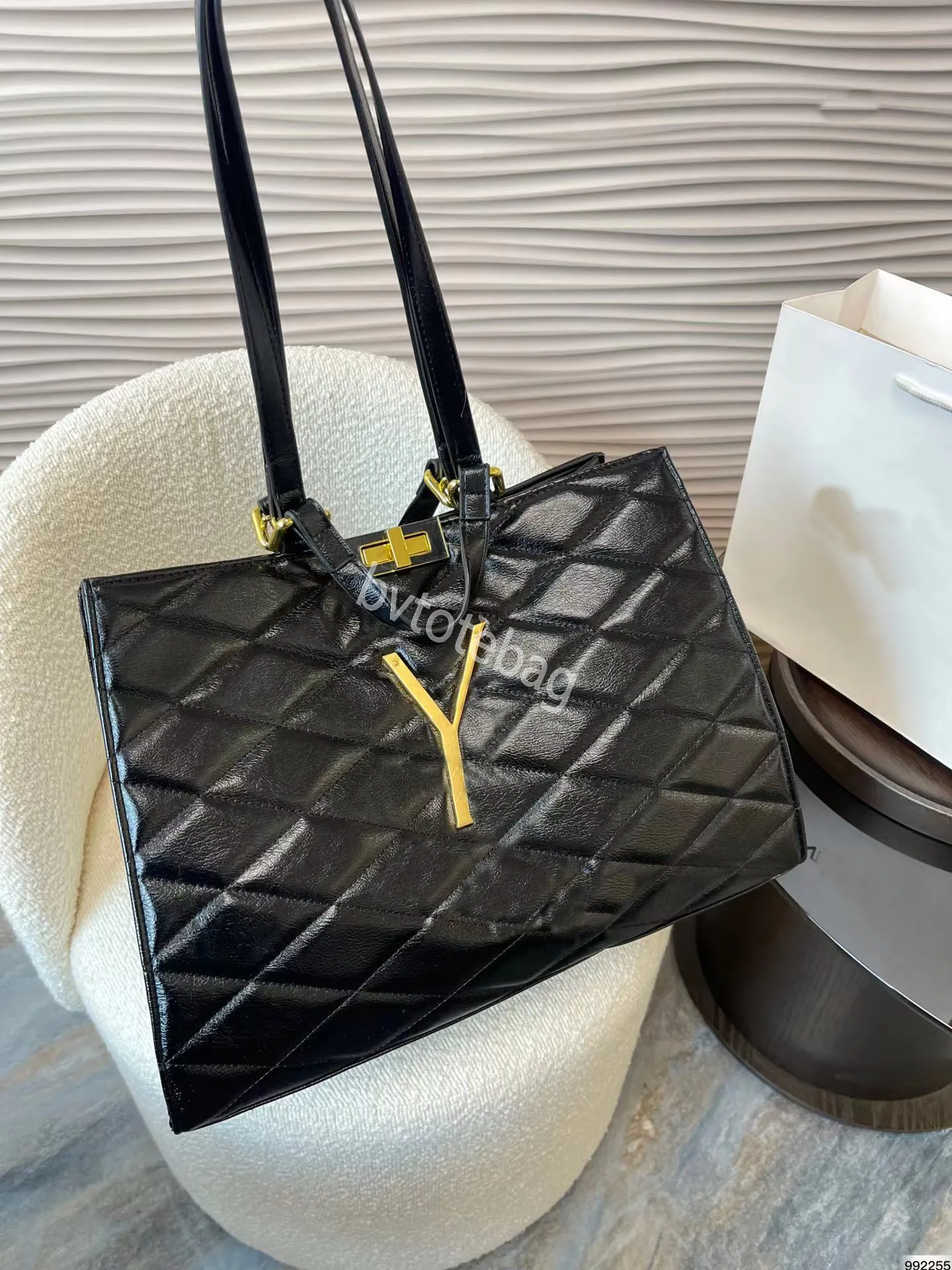 2023 Hög version Luxurys Cowhide Crossbody Bag Famous Designer Messenger Lady Bags Handväska Kvinnlig Tote Satchel Purse Black Gold Silver Chain med Box CM CM