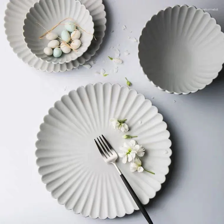 Assiettes vaisselle élégantes blanches en relief pour décoration de mariage