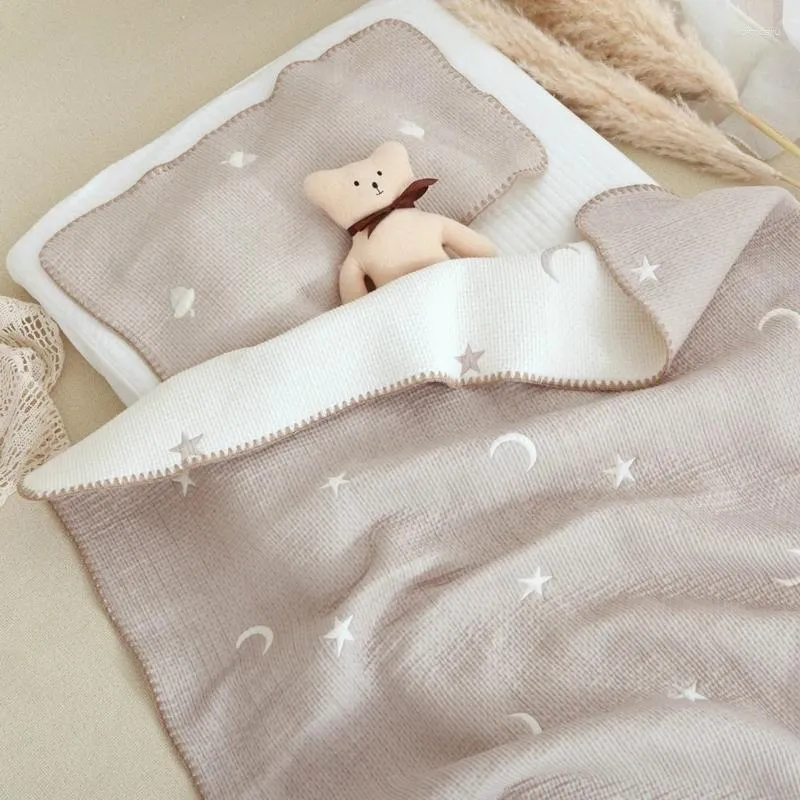 Dekens Draagbare katoenen babydeken Baby Herfst Winter Gooi Cartoon Print Beddengoed Vel Veelzijdige kinderkamer essentieel