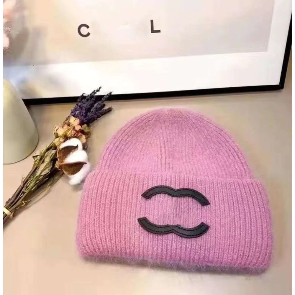 Projektantka marki męskiej czapki dla kobiet jesień i zima mały styl zapachowy Nowy ciepły mody całkowicie mecz CE Knitted Hat48*5