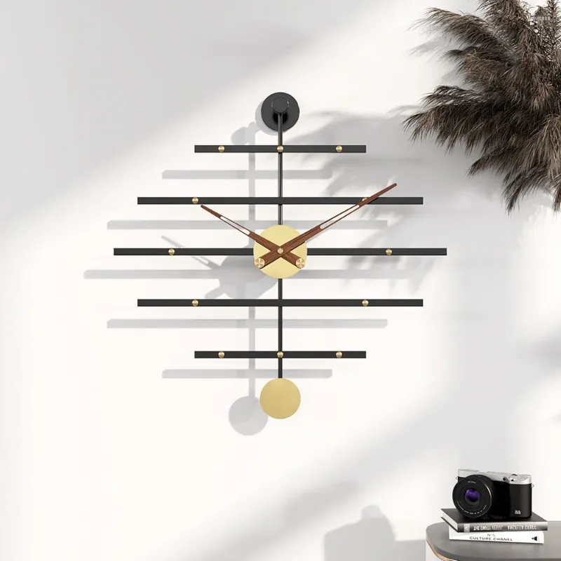 Väggklockor Creative Diamond Fashion Hanging Clock Personlig dekoration av vardagsrum och studera metallmodern inredning