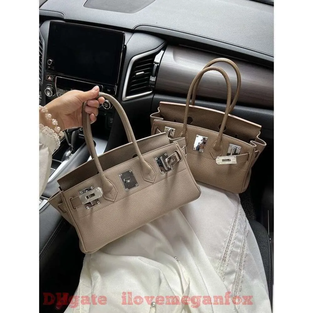 Sacs fourre-tout de créateurs Sacs à bandoulière de mode de luxe Nouveau long sac à main Bouton d'argent Couche de tête en peau de vache Mode Une épaule Sac à main Boucle de verrouillage en cuir Sac à main pour femme