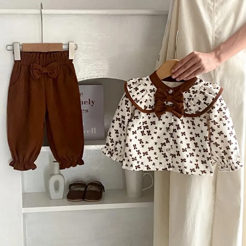 Kleidungssets Zwei Stücke Herbst Baby Mädchen Streetwears Weiße Blumendruck Bowknot Verzierte Hemden Lose Braune Hosen