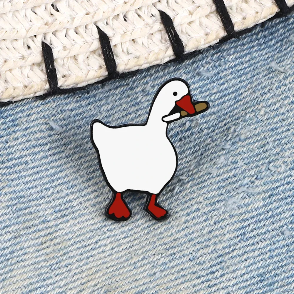 Engraçado broches de ganso branco esmalte pinos pato gordo dos desenhos animados com faca emblemas mochila chapéu camisa lapela pino jóias presentes para amigos