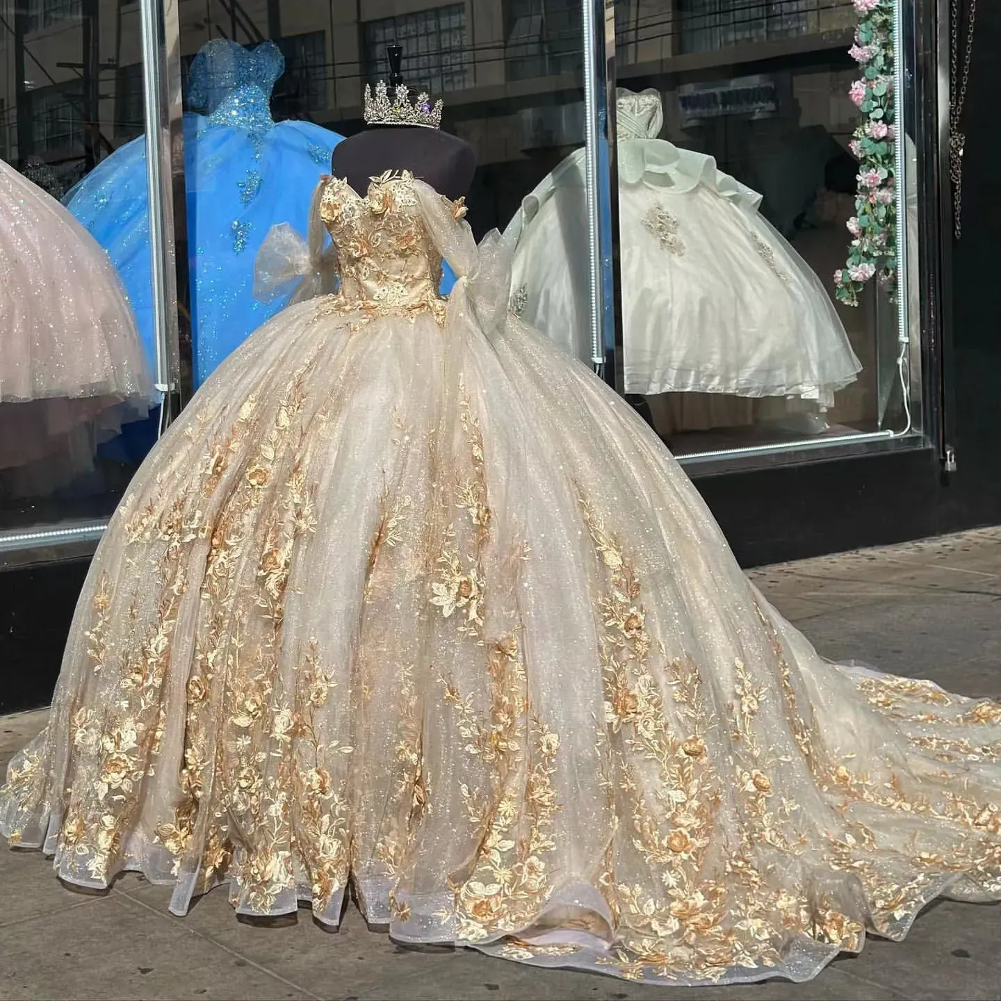 Champagne Quinceanera Abiti in pizzo Applique fuori dagli spallacci roupe sweep treno dolce 16 compleanno ballo ballo da ballo formale ventidos 403