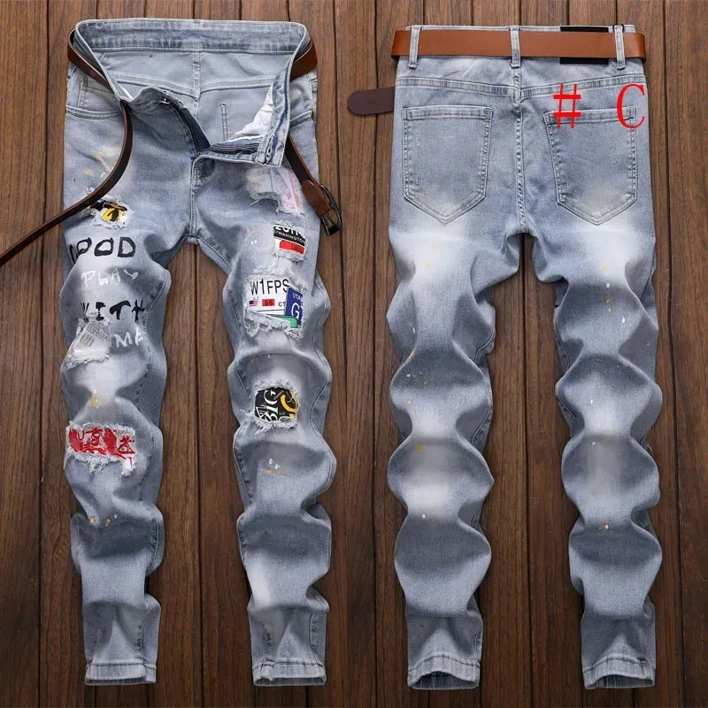 Frühling und Sommer Neue europäische und amerikanische Herren elastische Slim Fit personalisierte Jeans Herrenmode perforierte Patch-Hosen bedruckte Denim-Hosen