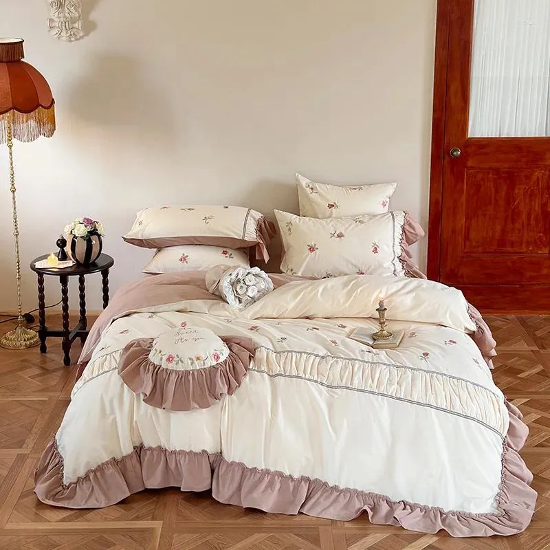 Set di biancheria da letto stile principessa coreana levigatura addensata 4 pezzi autunno e inverno ricamo cotone tessili per la casa commercio all'ingrosso per ragazze