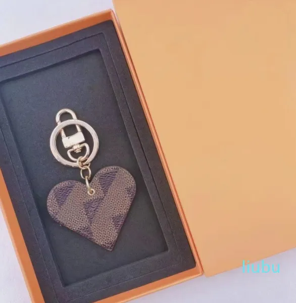 Keychain Key Chain Men Luxury Heart-Shaped Car Keyring Women Fashion Bee Buckle Keychains Handgjorda läderväskor Pendant Tillbehör