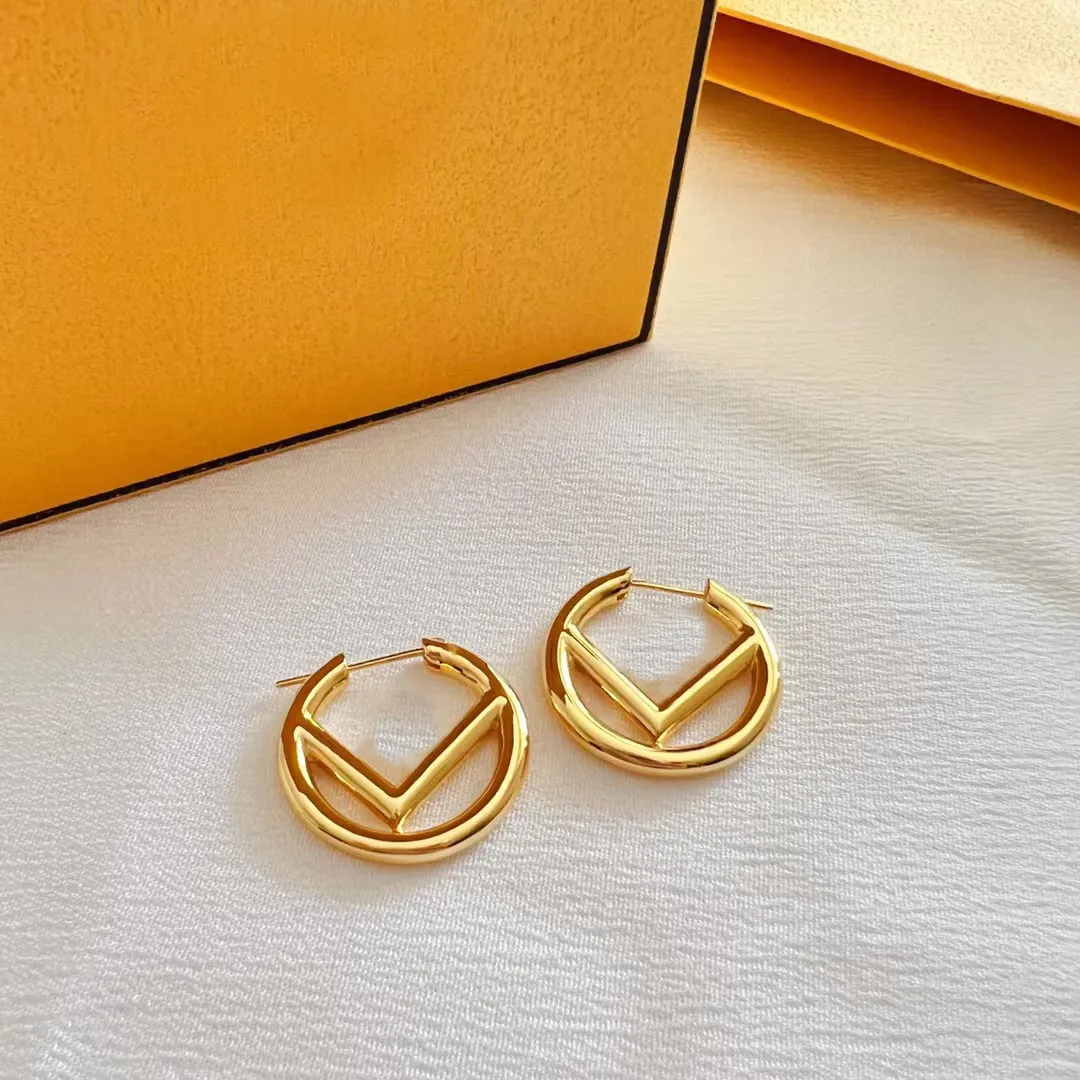 18k Guldbokstäver Hoop Huggie örhängen kvinnors mode utsökta lyxdesigner örhängen smycken för bröllopsfester engagemangsjubileum