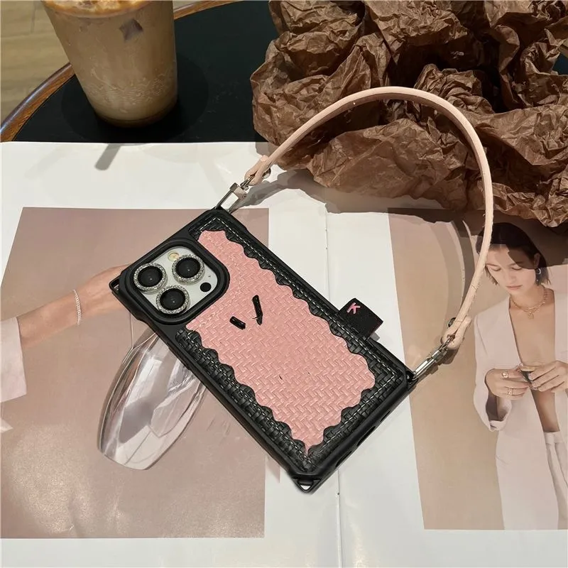 Classic Designer Leather Letter Hand Strap Bracelet Case iPhone 15 14 14Pro 14Plus 13 12 Mini 11 Pro X XS Max XR Étui en cuir de luxe