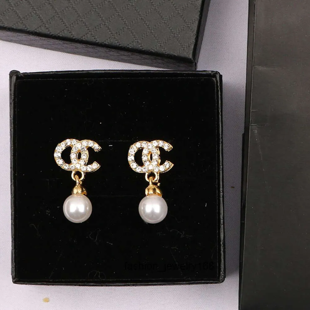 8027 Hot Selling Gilded Sier Brand Designer Letter Stud Geometry Famous Female Circular Crystal Diamond Pearl Earrings Wedding Party