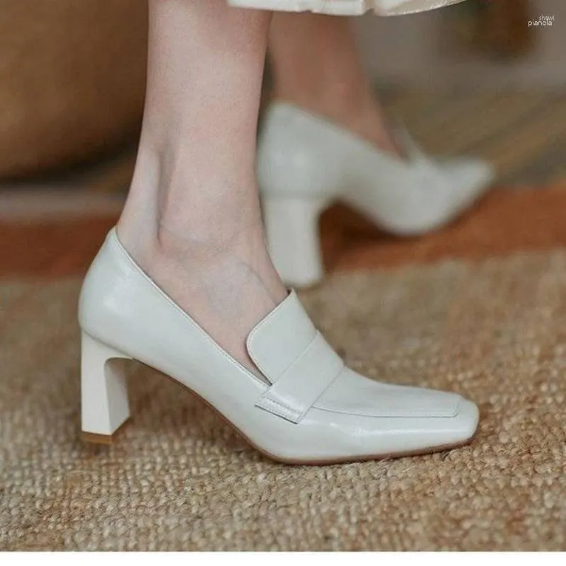 Klädskor små läder kvinnors brittiska 2023 fyrkantiga tå mid-heel loafers pumpar vilda en fot tjock häl enstaka kvinnor