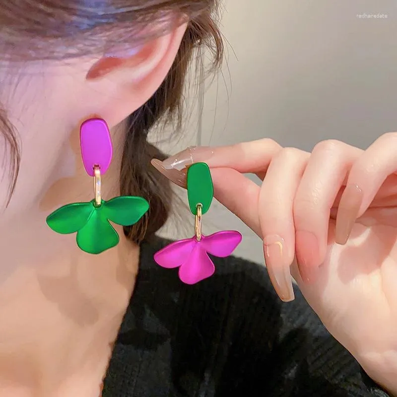 Boucles d'oreilles pendantes asymétriques pour femmes, élégantes fleurs blanches peintes, couleur or, petits cerceaux, longue chaîne, pompon suspendu, 2023