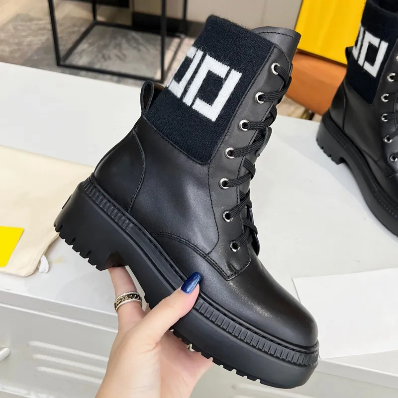 En kaliteli tasarımcılar boot black martin botları kadın platform Kovboy Boots Kış Botları Biker Kar patlamaları tıknaz alt sporcu dantel up kauçuk taban
