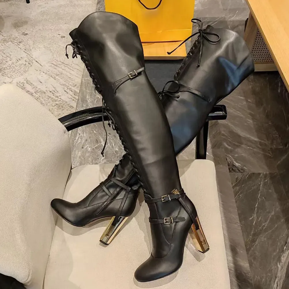 Novas botas pretas de couro genuíno de salto alto com alça de cabeça redonda Botas de metal escavadas com salto esculpido Botas de motocicleta com zíper lateral sexy Botas da moda