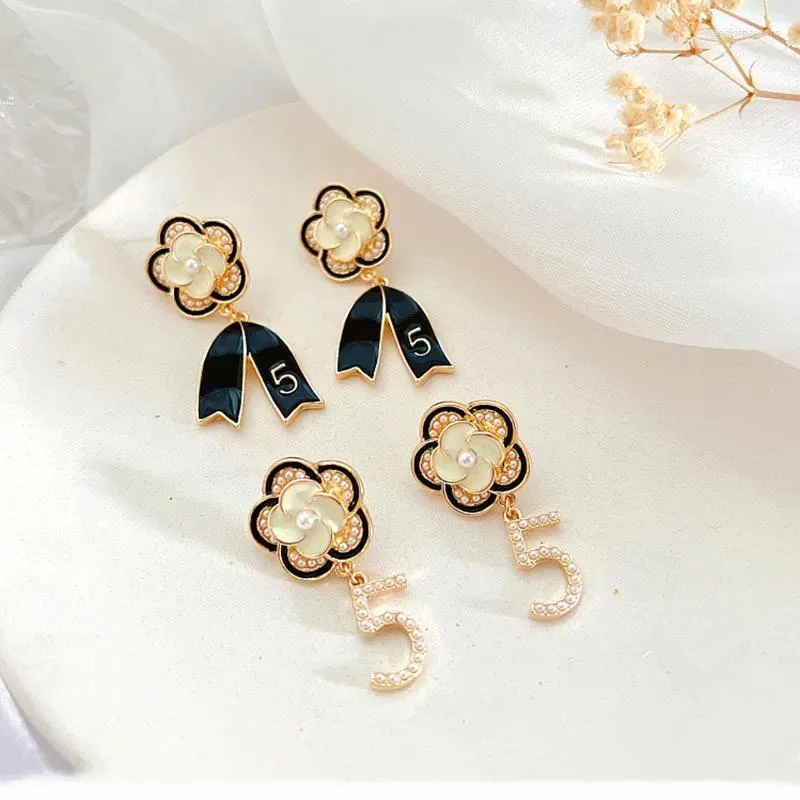Orecchini a bottone Vintage Numero 5 Anelli per orecchie di perle Moda di lusso Nero Bianco Smalto Fiore di camelia Accessori per gioielli da donna