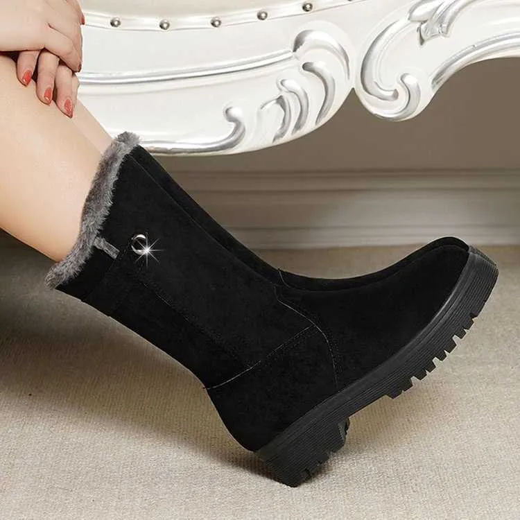 Bottes d'hiver légères pour femmes, en peluche épaisse, antidérapantes, résistantes au froid, semelle épaisse, chaussures chaudes en coton pour femmes, nouvelle collection