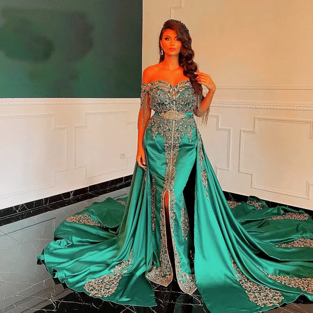 Élégant vert émeraude caftan robes de soirée formelles avec des appliques de dentelle dorée perlées sur l'épaule arabe turquie robe de célébrité fente avant robes de soirée de bal
