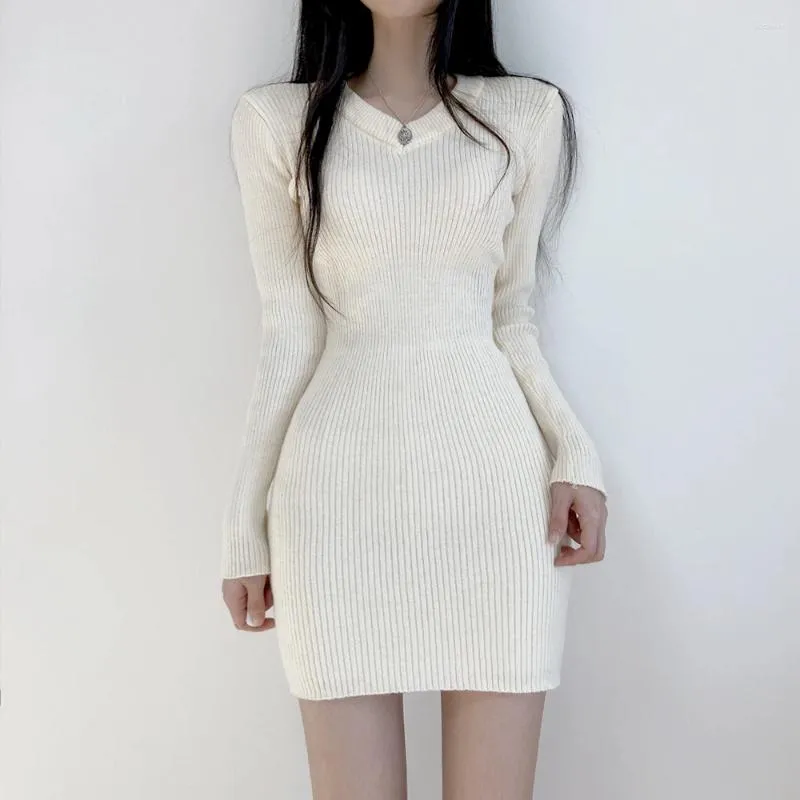 Vestidos casuales Corea del Sur Chic Francés Cabeza básica Cuello en V Acanalado Slim-Fit Simple Punto Mini Vestido de manga larga Otoño e invierno