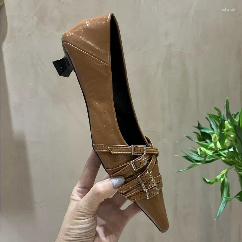 Sapatos de vestido apontou único sapato feminino 2023 outono cinto fivela boca rasa moda couro coreano baixo salto mulher zapatos