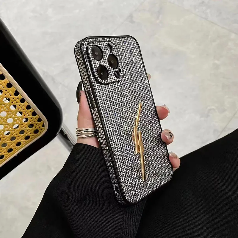 iPhone 12 11 Pro Max Designer Telefonfodral för Apple 15 14 13 Plus Luxury Bling Diamond Studded Bumers Glitter Mobile Back Cover Sparkling Fundas Gold Hardwares Silver