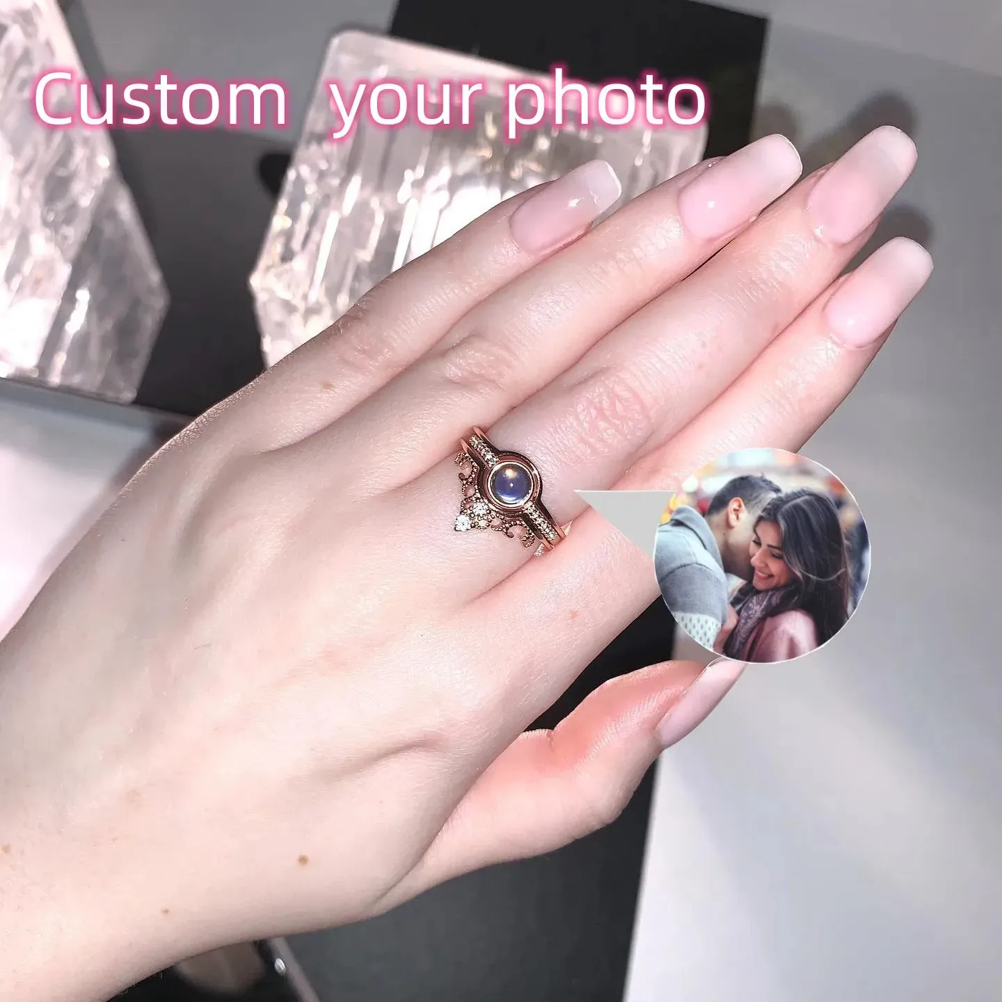 خواتم الزفاف Crystal Crown Po خاتم الصورة المخصصة مع صورتك العائلية للحيوانات الأليفة الإسقاط الشخصي الهدية عيد الحب 231030