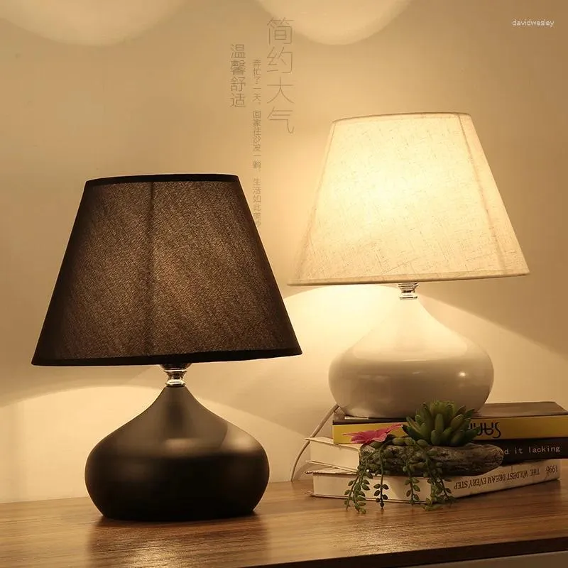 Lampes de table Mode moderne Simplicité Céramique Lampe de bureau Tissu de fer LED pour chambre à coucher Chevet Salon Déco Luminaires