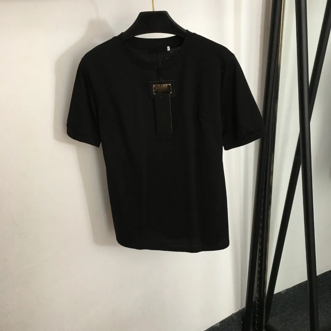 2024夏のカジュアルTシャツデザイナー服女性レターTシャツ新しいチェストメタルアイアンブランドロゴデコレーションカフファッションショートスリーブTシャツ作物CCトップブラックカジュアル