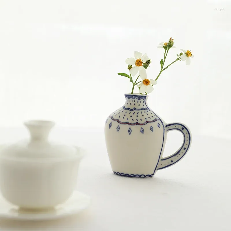 화병 일본어 양면 손으로 그린 ​​작은 세라믹 꽃병 레트로 블루와 흰색 창조적 인 평평한 장식품 단순