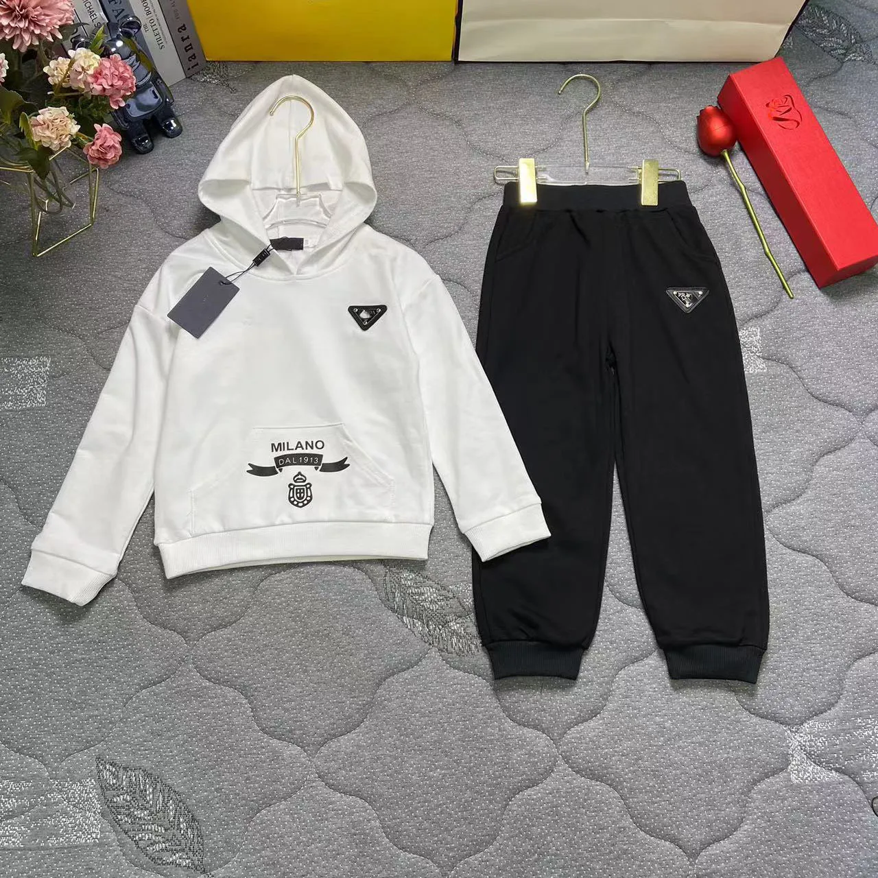 Fashion Children Designer Clothes Set And Pants Baby Girls Boys Tracksuit Luxury Designers Letter Long Sleeve Hoodie Kid Clothing