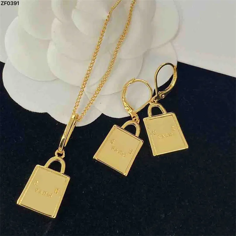 Designer luxe collier boucle d'oreille ensemble plaque signalétique pendentif femmes vêtements quotidiens colliers boucles d'oreilles or femmes bijoux ensembles avec paquet