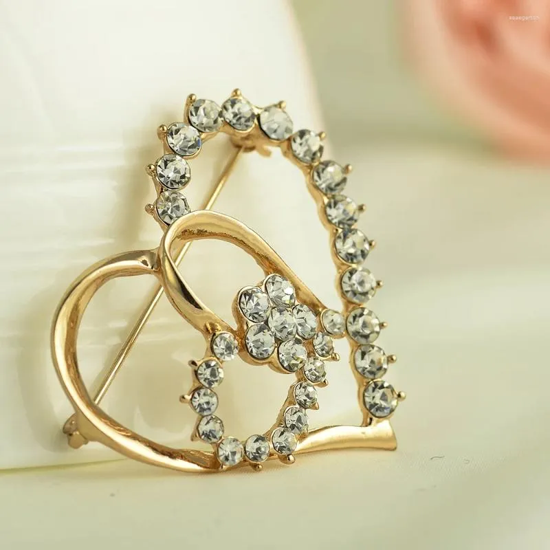 Spille 2023 Prodotti di Yiwu Bambini Per Abiti da sposa Primavera Di Amore Spilla Pins Cristallo Cuore Spilla Gioielli Regali per feste X1331